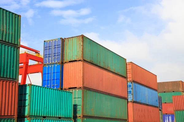 Kargo konteyner intermodal bahçesinde yığını