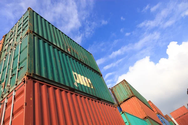 Stapeln von Frachtcontainern an den Docks — Stockfoto
