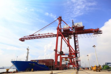 demirli konteyner gemisi ve bir Harbor Vinçler