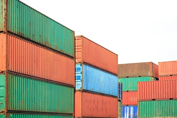 Стек вантажних контейнерів очікує перевезення на білому фоні — стокове фото