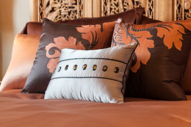 lüks otel Oda ayarı yatak ve yastıklar.