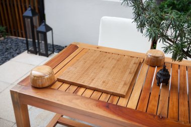 boş Çince kurulu ve kaseler tablo bahçesine gitmek