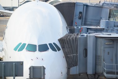 Jetway köprü ve uçak bekleyen yatılı
