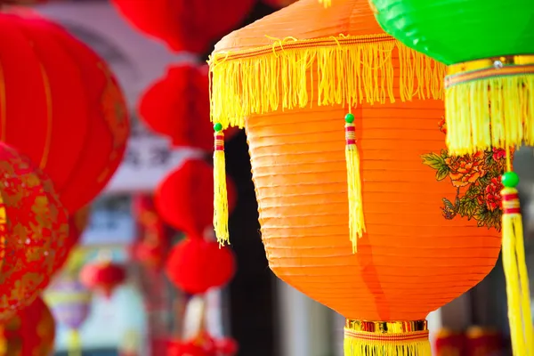 Lanternas de papel chinesas coloridas penduradas em um mercado de rua — Fotografia de Stock