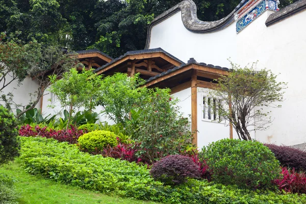 Jardim chinês com encosta edifício tradicional . Fotos De Bancos De Imagens