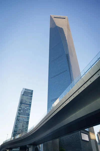 De voetgangersbrug door het Shanghai World Financial Center (Swf — Stockfoto