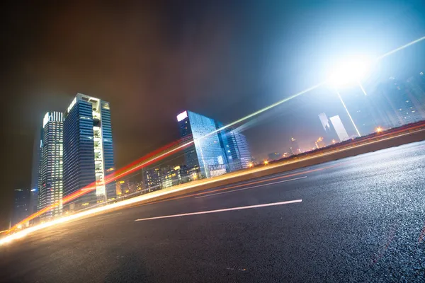 Tráfego noturno no fundo da paisagem urbana Fotos De Bancos De Imagens Sem Royalties