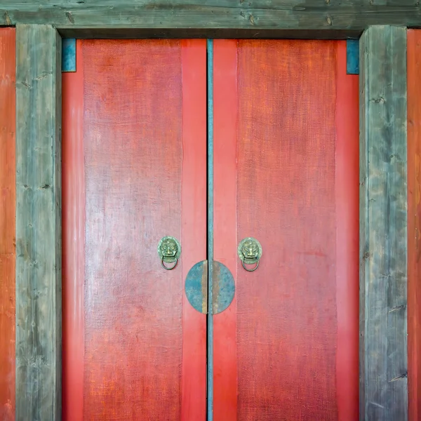 Porta tradizionale cinese in legno — Foto Stock