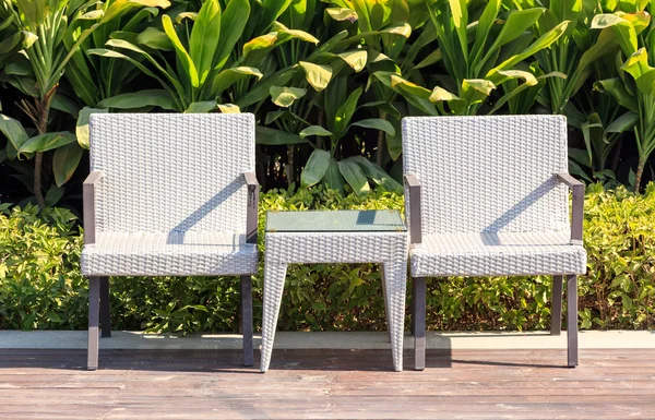 Tuinmeubilair rotan fauteuils en tabel op terras — Stockfoto