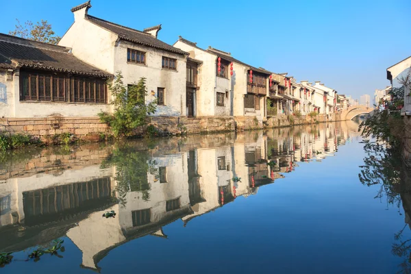 Una antigua ciudad tradicional china junto al Gran Canal, Suzhou, China — Foto de Stock