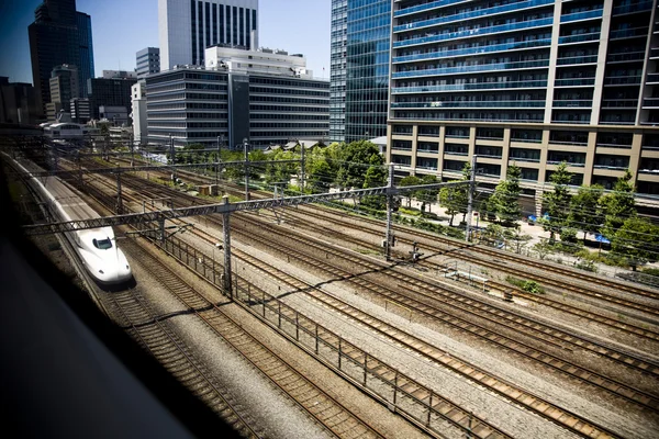 Trein op de rails Rechtenvrije Stockafbeeldingen