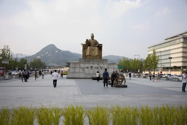 Statue mitten auf dem Platz — Stockfoto