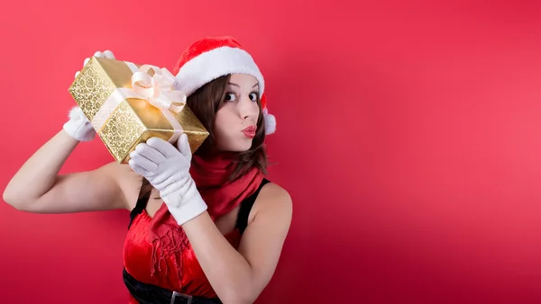 Immagine di bella donna in abito rosso con presente — Foto Stock