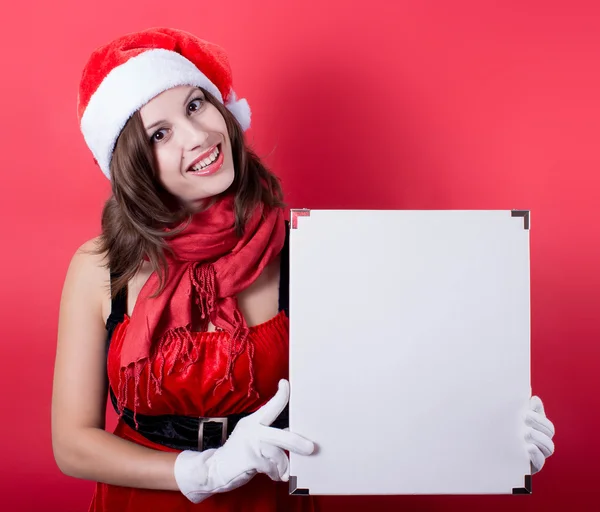 Menina de Natal em santa chapéu segurando banner. Isolados . — Fotografia de Stock