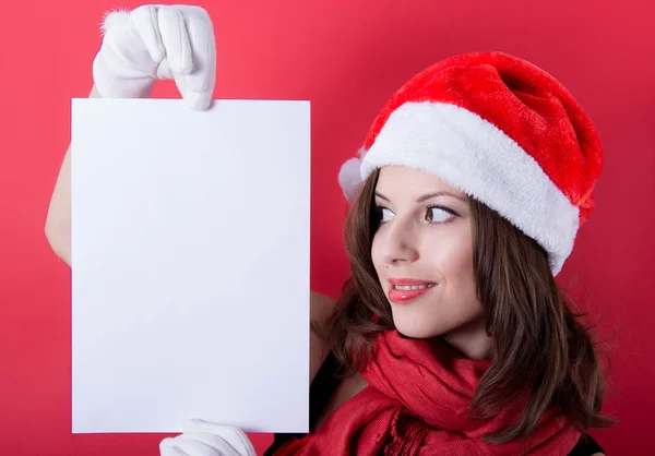 Рождественская девушка в шляпе Санты с плакатом. Isolated . — стоковое фото