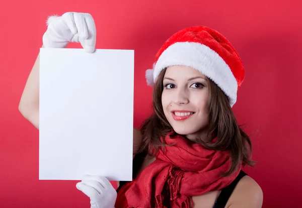 Ragazza di Natale in cappello di Babbo Natale tenendo banner. Isolato . — Foto Stock