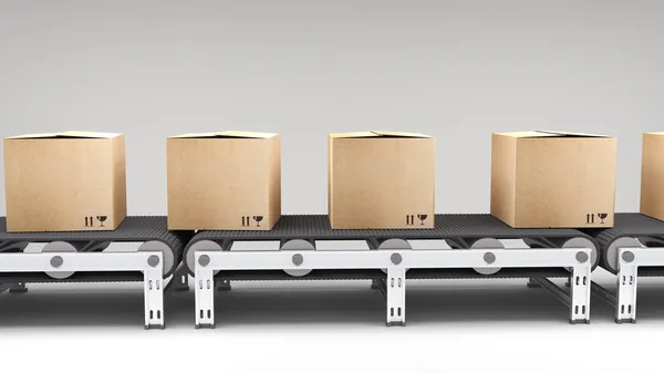 Correia transportadora com caixas — Fotografia de Stock