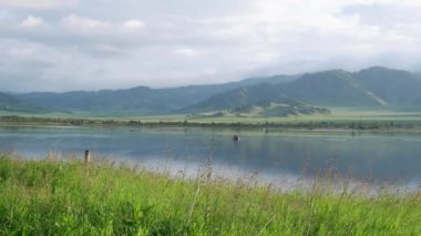 Sabahları resim gibi dağ gölü, Altai. Dağların güzel yansıması