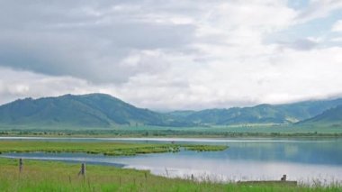 Sabahları resim gibi dağ gölü, Altai. Dağların güzel yansıması