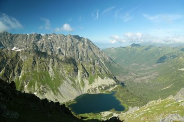 Karpat Dağları ve vadide bir gölet