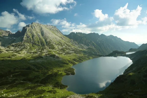 Vallei in het Karpaten gebergte — Stockfoto