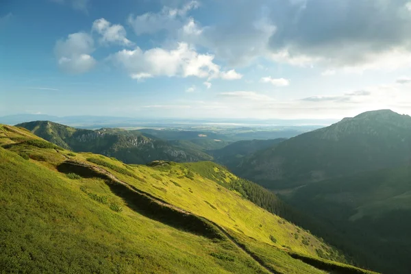 Montañas de los Cárpatos durante el amanecer — Foto de Stock