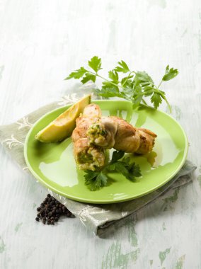 Avokado krema ve maydanoz ile yerleştirilmiştir
