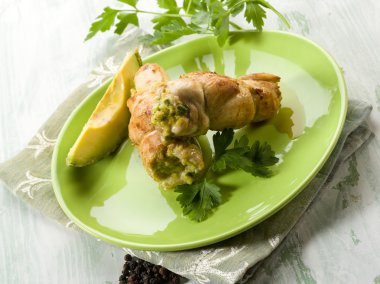 Avokado krema ve maydanoz ile yerleştirilmiştir