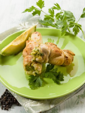 Avokado krema ve maydanoz ile yerleştirilmiştir