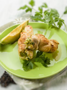 Avokado krem ve maydanoz, seçici odak ile yerleştirilmiştir