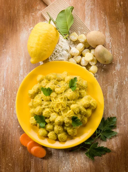 Ñoquis con zanahoria ricotta y cáscara de limón, comida vegetariana —  Fotos de Stock