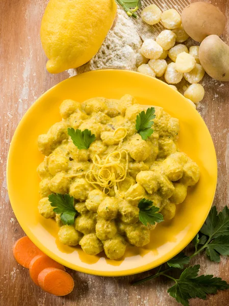 リコッタ ニンジンとレモンの皮、菜食主義の食糧のニョッキ — ストック写真