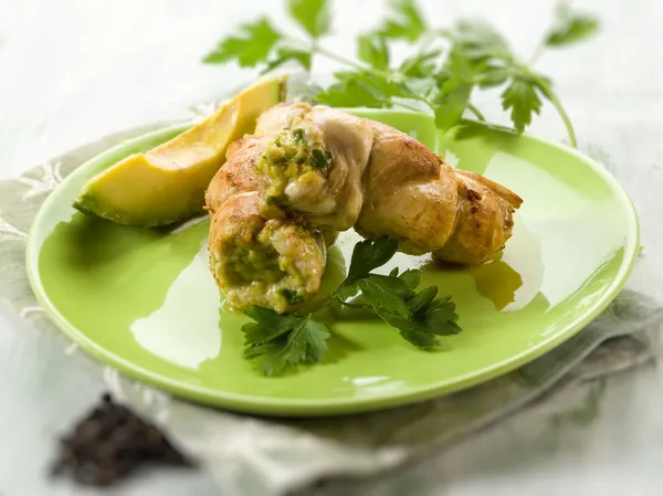 Enrollado con crema de aguacate y perejil, enfoque selectivo — Foto de Stock