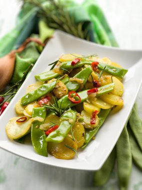 düz yeşil fasulye, seçici odak ile patates salatası