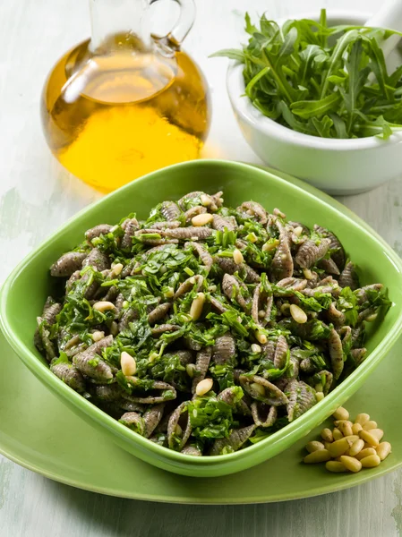 Macarrão integral com pesto de arugula — Fotografia de Stock