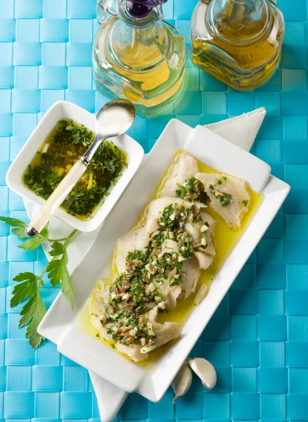 Filete de bacalao marinado con anchoa de perejil y ajo — Foto de Stock
