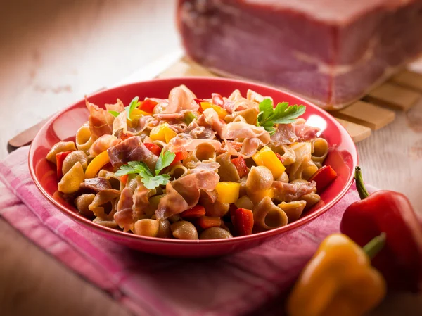 Pasta with capsicum and parma ham, selective focus — Stock Photo, Image