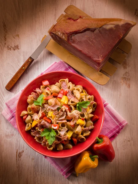 Pasta with capsicum and parma ham — Stock Photo, Image