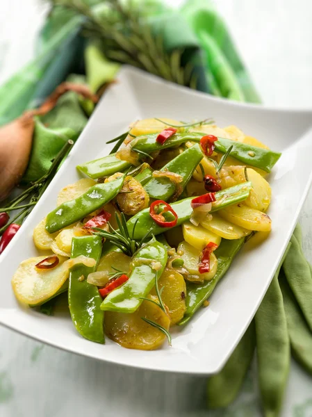 Potatoes salad with flat green beans, selective focus — Stock Photo, Image