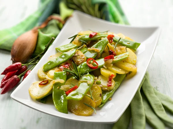 düz yeşil fasulye, seçici odak ile patates salatası
