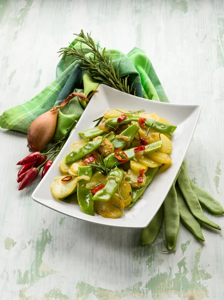 Potatoes salad with flat green beans — Stock Photo, Image