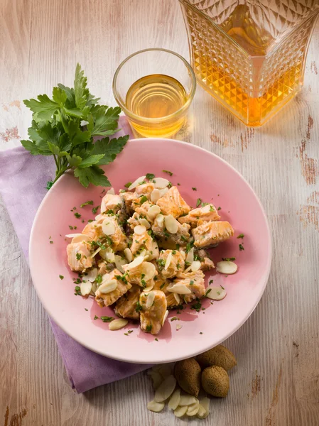 Salmón asado con rodajas de almendra — Foto de Stock