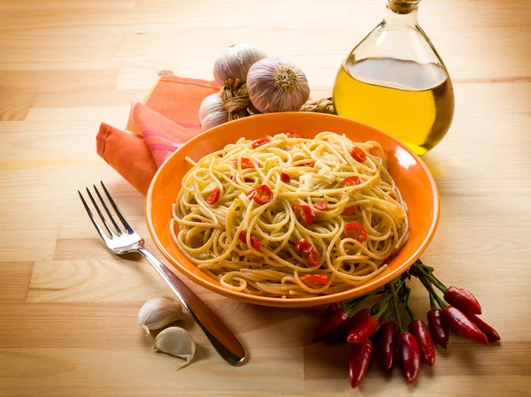 Espaguete com óleo de alho e pimenta quente — Fotografia de Stock
