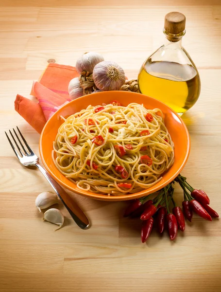 Spaghetti with garlic oil and hot chili pepper — Stock Photo, Image