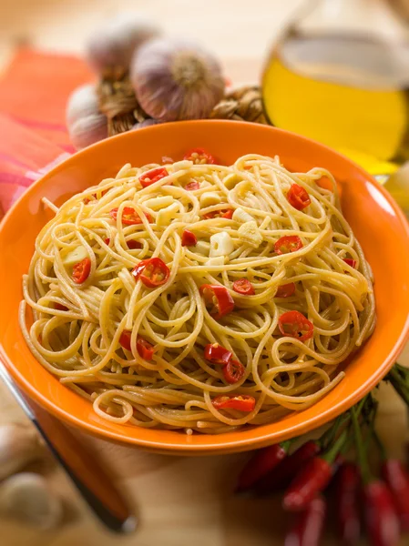 Спагетти с чесночным маслом и острым перцем чили, избирательный фокус — стоковое фото