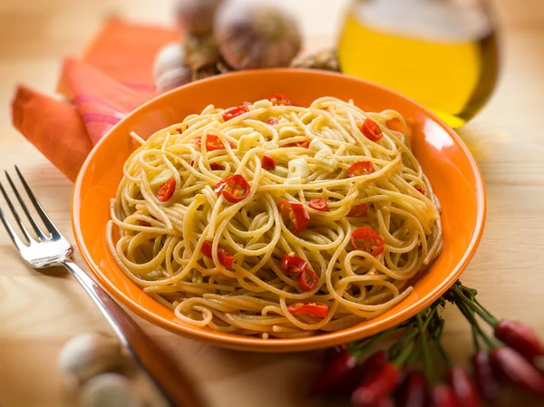 Espaguetis con aceite de ajo y chile picante, enfoque selectivo — Foto de Stock