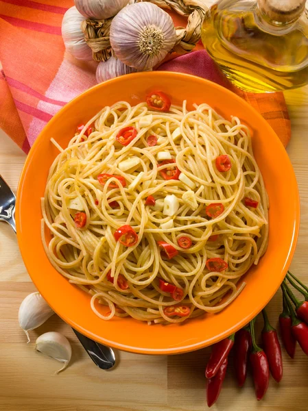Спагетти с чесночным маслом и острым перцем чили — стоковое фото