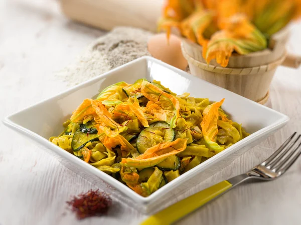 Pasta con flor de calabacín y azafrán, enfoque selectivo —  Fotos de Stock