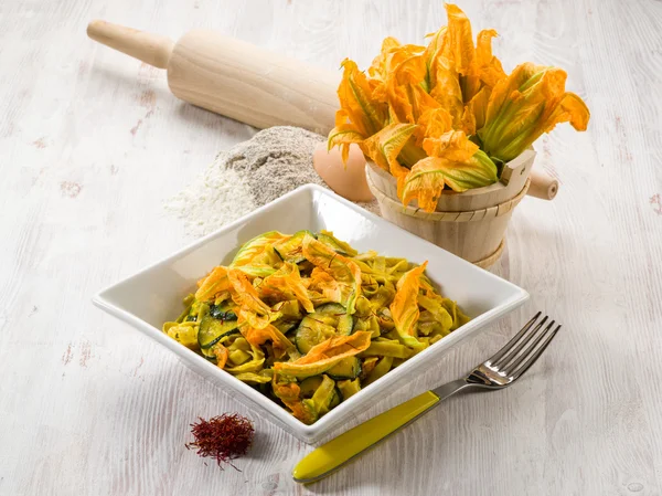 Macarrão com flor de abobrinha e açafrão — Fotografia de Stock