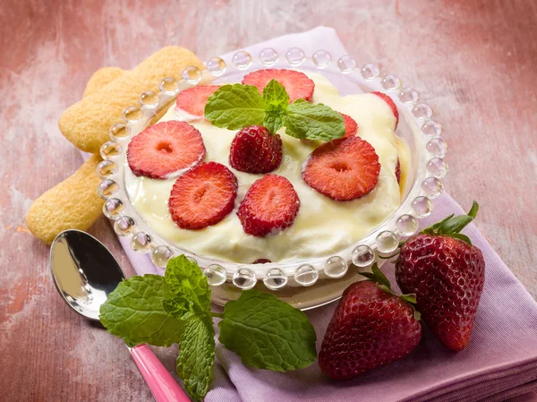 Strawberry tiramisu dessert — Stockfoto